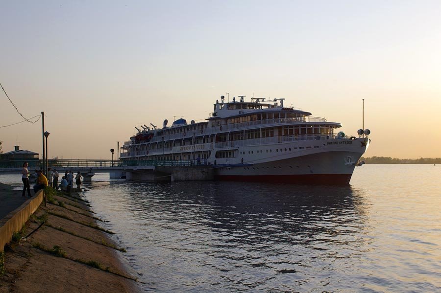 Теплоход "Михаил Кутузов" на Речном вокзале / M/s "Mikhail Kutuzov" at the River station (22/05/2007)