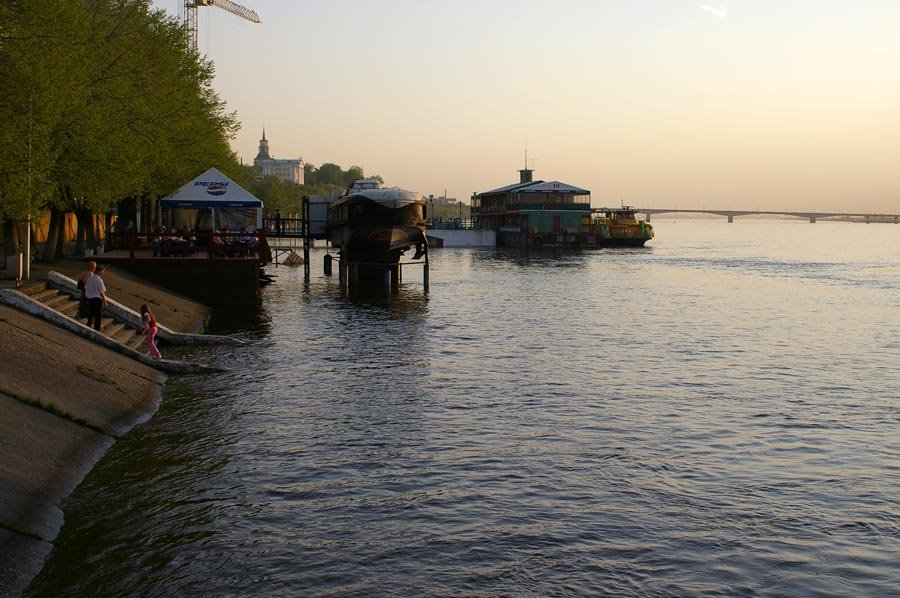 Затопленный нижний ярус речного вокзала / Underwater lower pavement of the River station (22/05/2007)