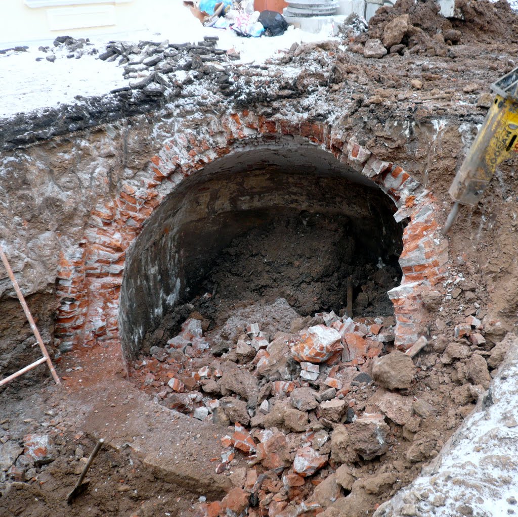 Старинный канализационный коллектор во дворе дома Мешкова