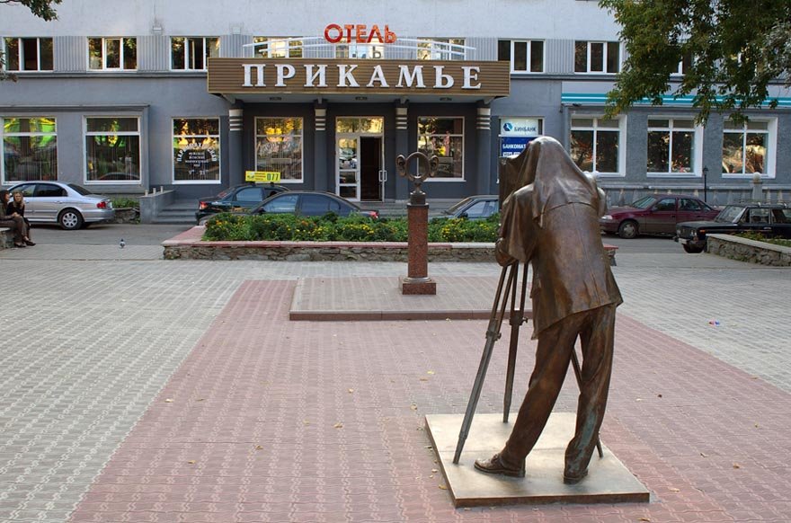 Памятник "Пермяк-соленые уши" у гостиницы "Прикамье" / Monument named "Permyak-salty ears" near the "Prikamje" hotel (04/09/2007)