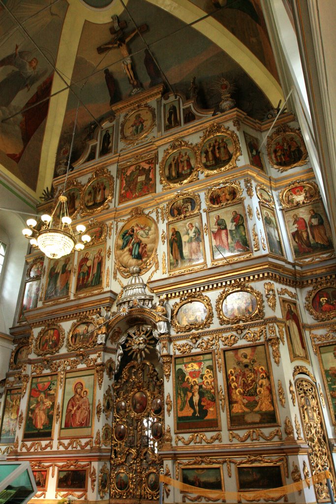 Иконостас Богоявленской церкви. Iconostasis of the Bogoyavlenskaya Church.