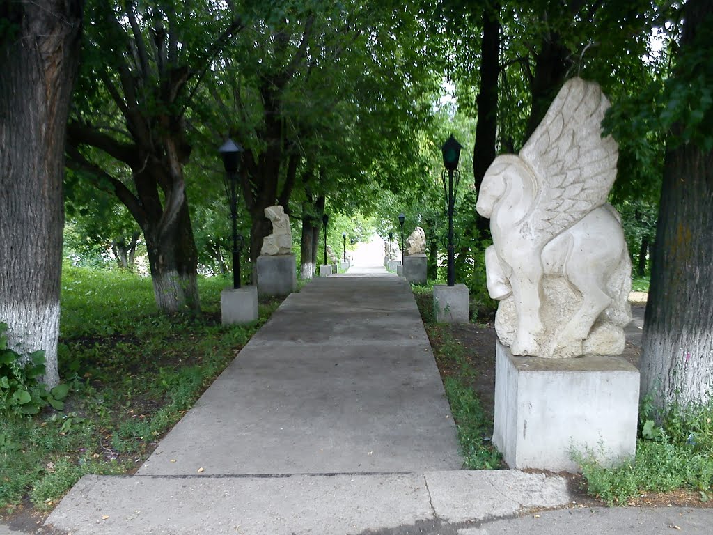 Лестница каменных скульптур в Суксунском парке