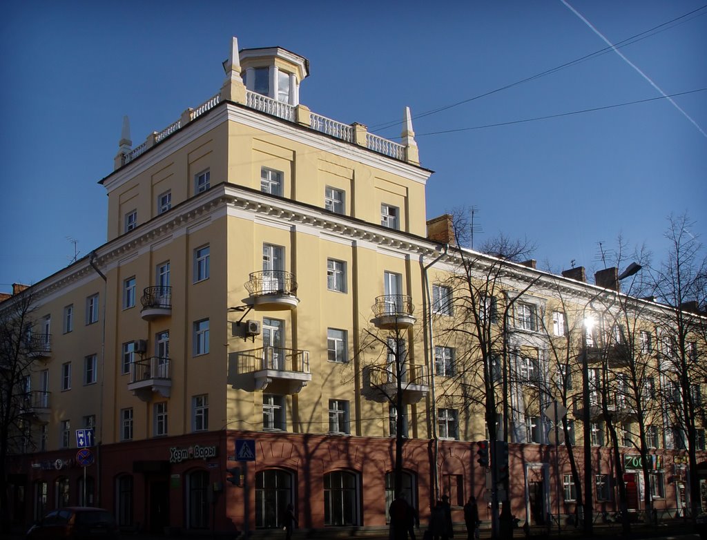 Образец провинциальной Сталинской архитектуры. Угол  пр. Лениа и ул. Зверева.