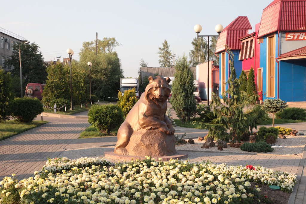 Великие Луки. Скульптура медведя. Sculpture of a bear