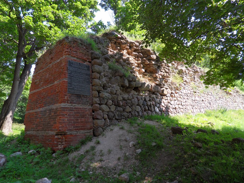 2010. Часть восстановленной крепостной стены Гдова с памятной доской.