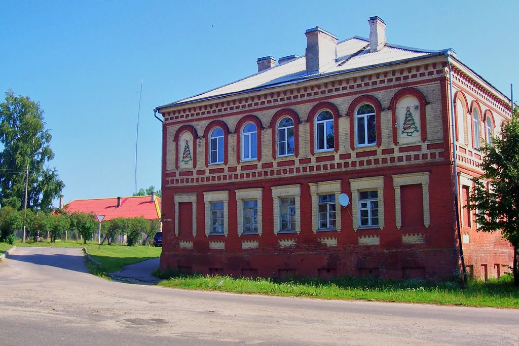 Красивый старый кирпичный дом