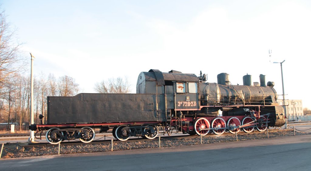 Дно. Паровоз-памятник Эм 728-23. Dno. Memorial steam locomotive Em 728-23