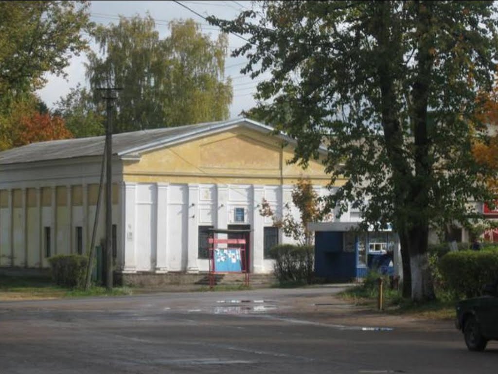 Старый кинотеатр. Угловое здание ; ул. Ленина д. 28 и ул. Горького д.13