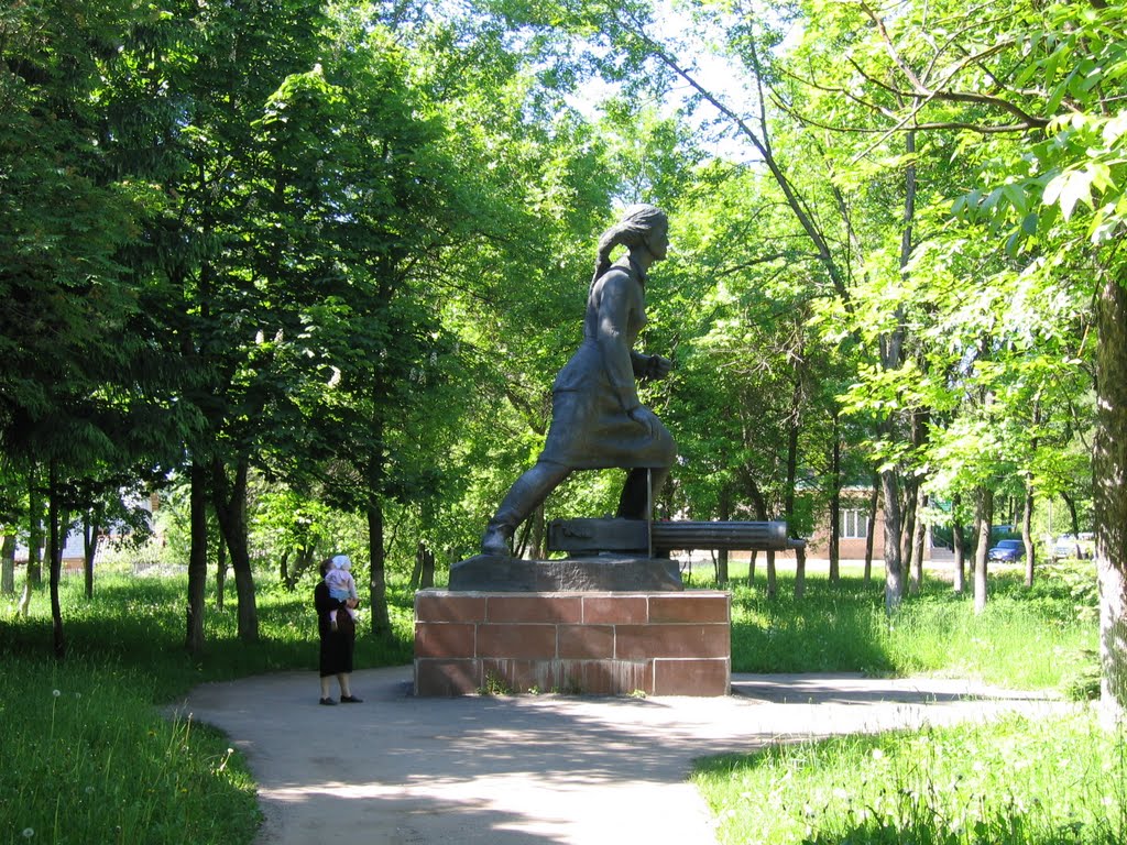 Памятник Маншук Маметовой.