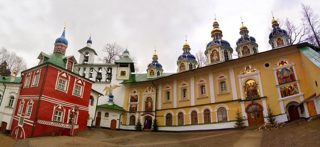 Ризница, звонница, церкви Покровская и Успения Божией матери Псково-Печерского Успенского монастыря