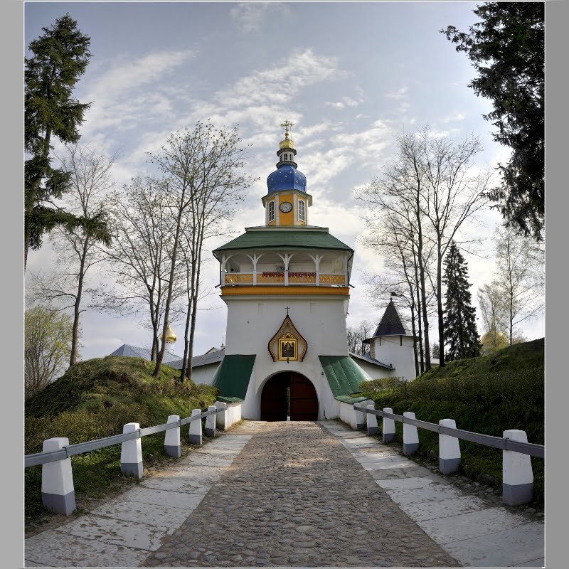 Вход в монастырь