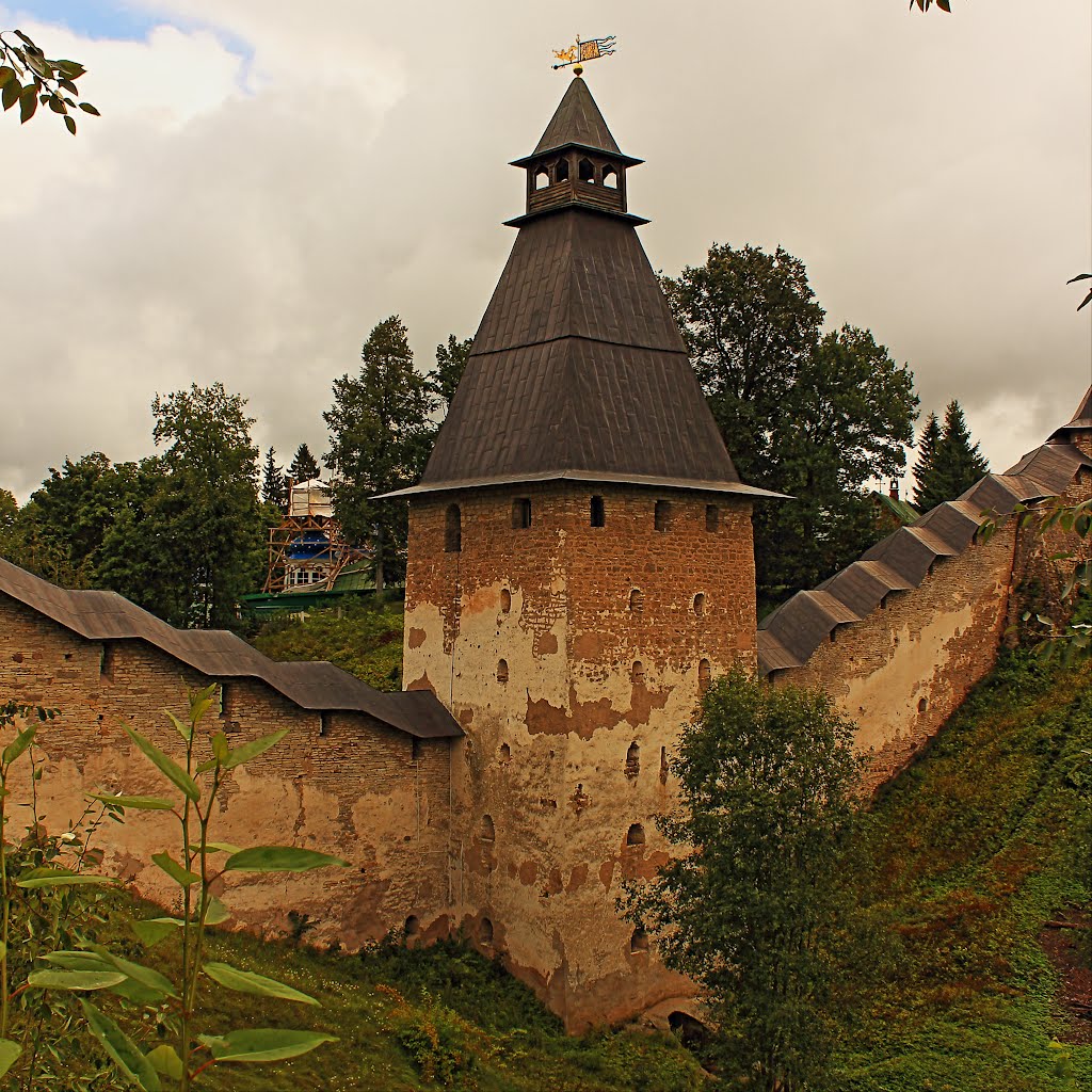 Pskovo-Pecherskiy Dormition Monastery. Tower of the upper lattices. Башня Верхних решеток.
