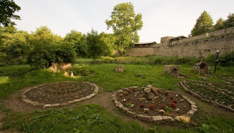 Garden in the castle  Сад в крепости