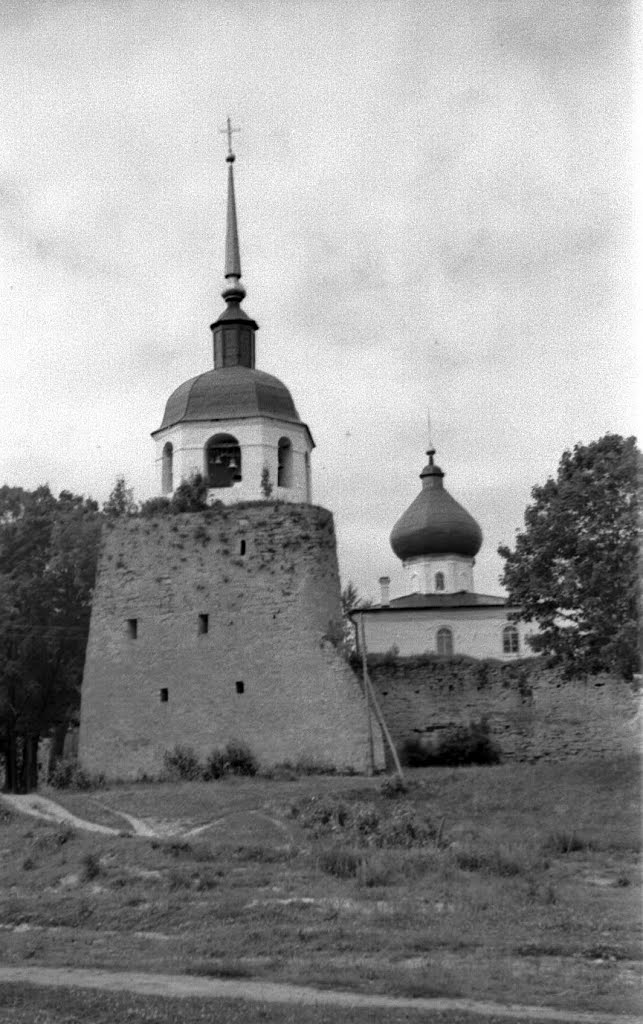 Порхов. Развалины крепости и храм. 07/1956г.