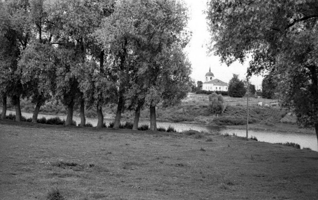 Порхов. Церковь на том берегу. 07/1956г.