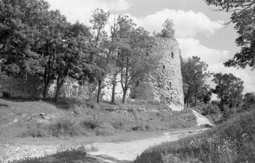 Порхов. Круглая башня в крепостной стене. 07/1956г.