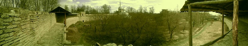 внутренняя территория средневековой каменной крепости Порхов