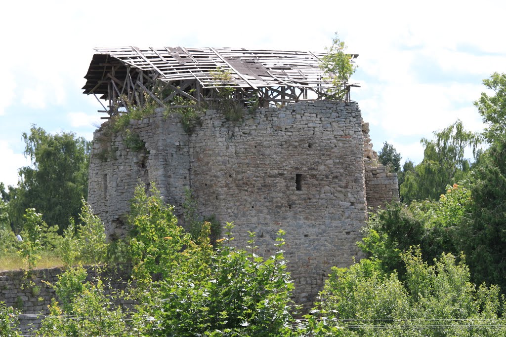 Средняя башня Порховская крепость