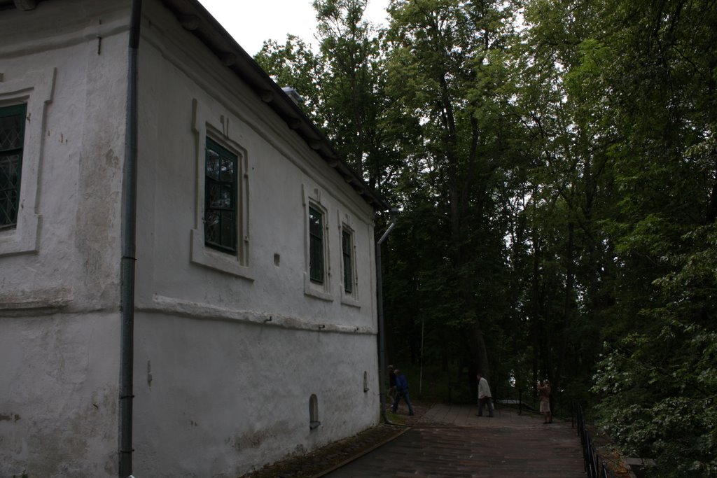 За Успенским храмом