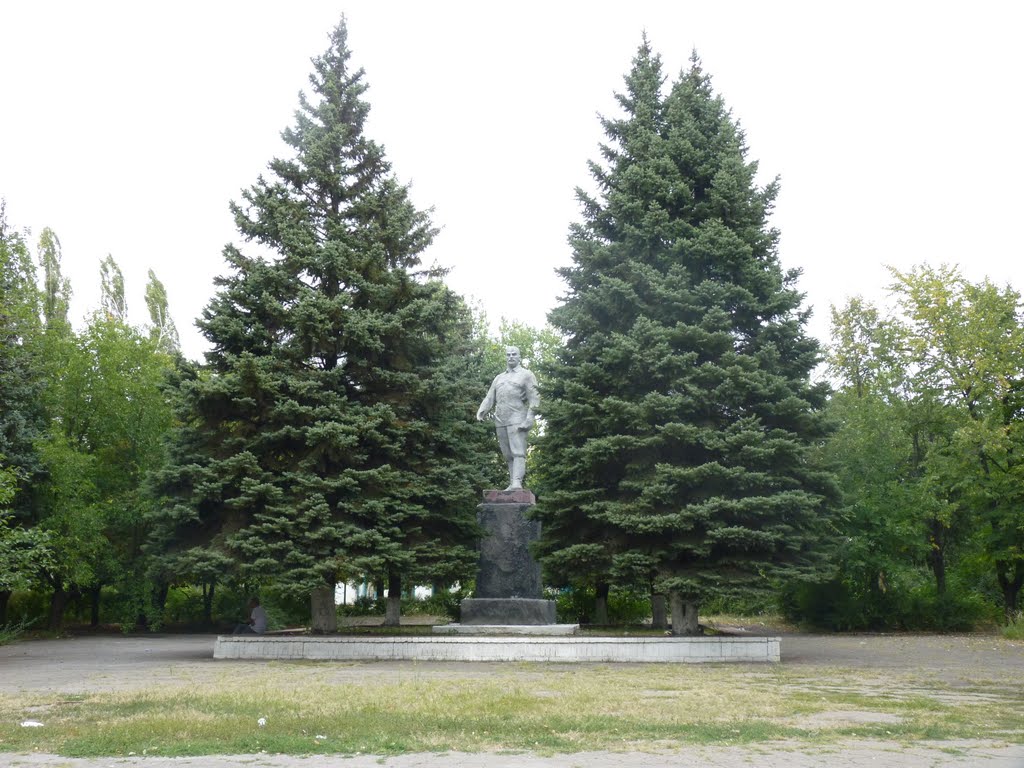 Памятник Артёму в посёлке его имени.