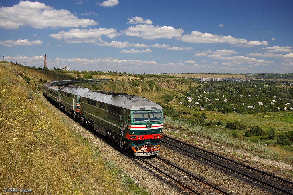 Diesel locomotive TEP70-0341 with train