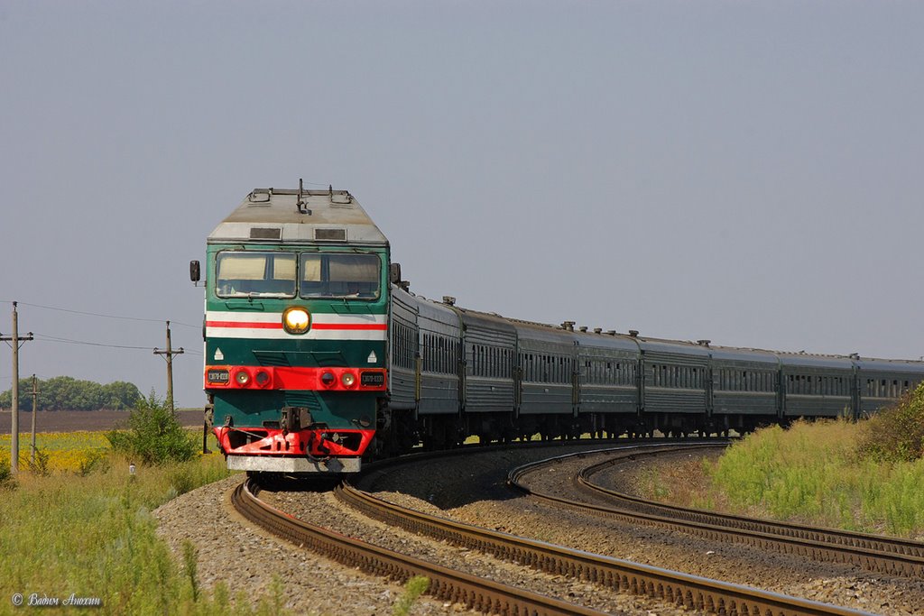 Diesel locomotive TEP70-0330 with train