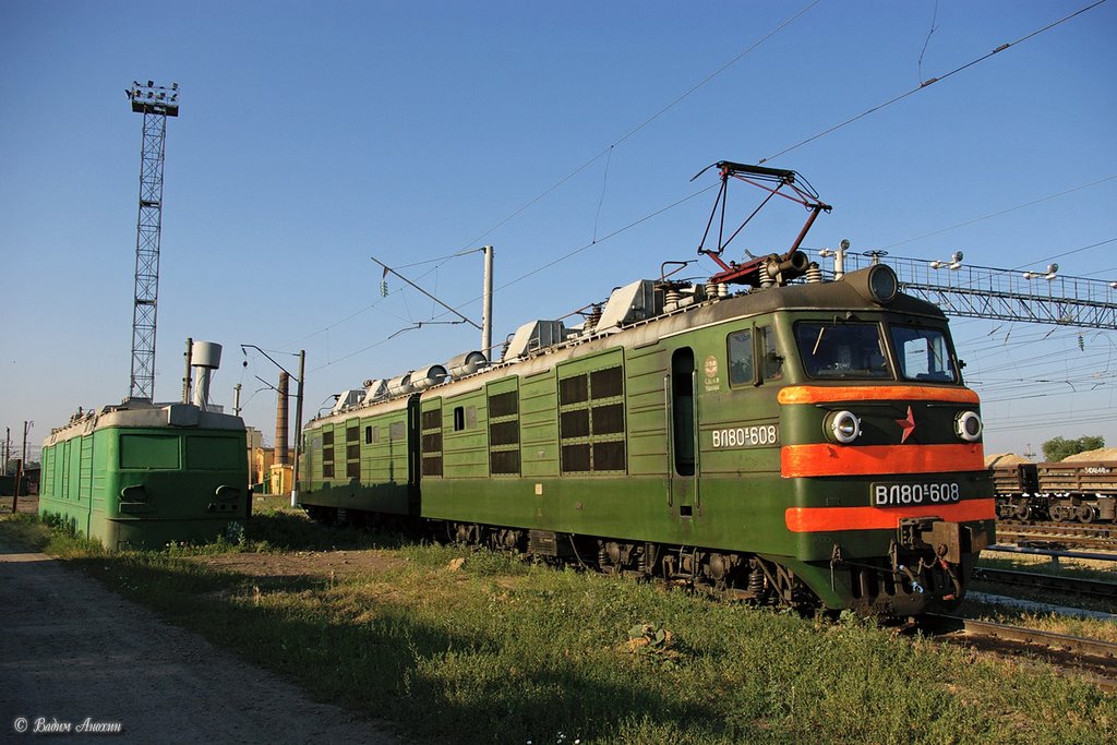Electric locomotive VL80K-608 and corpse VL84-001