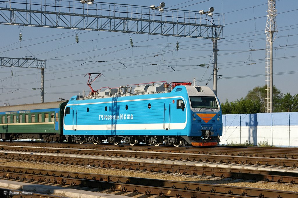 Electric locomotive EP1M-491 with passenger train