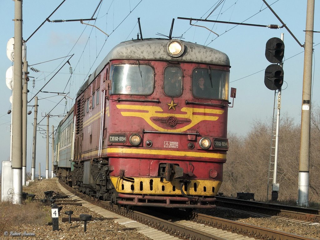 Diesel locomotive TEP60-1094 near stopping plathform "Electrodepo"