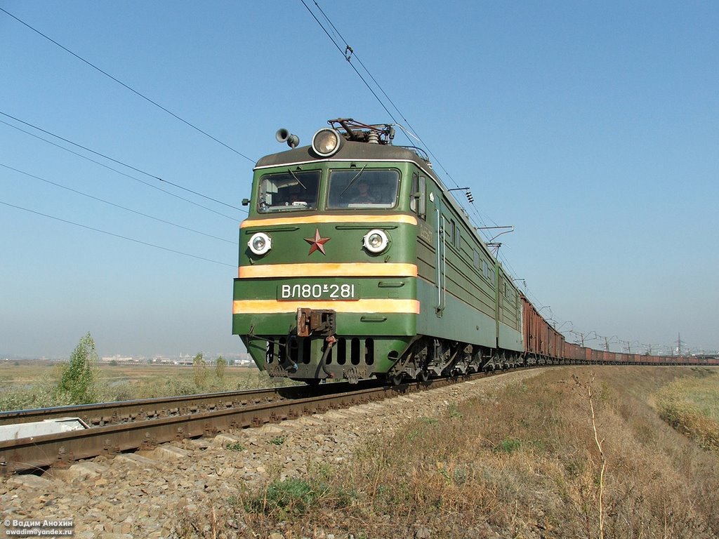 Electric locomotive VL80K-281 with train