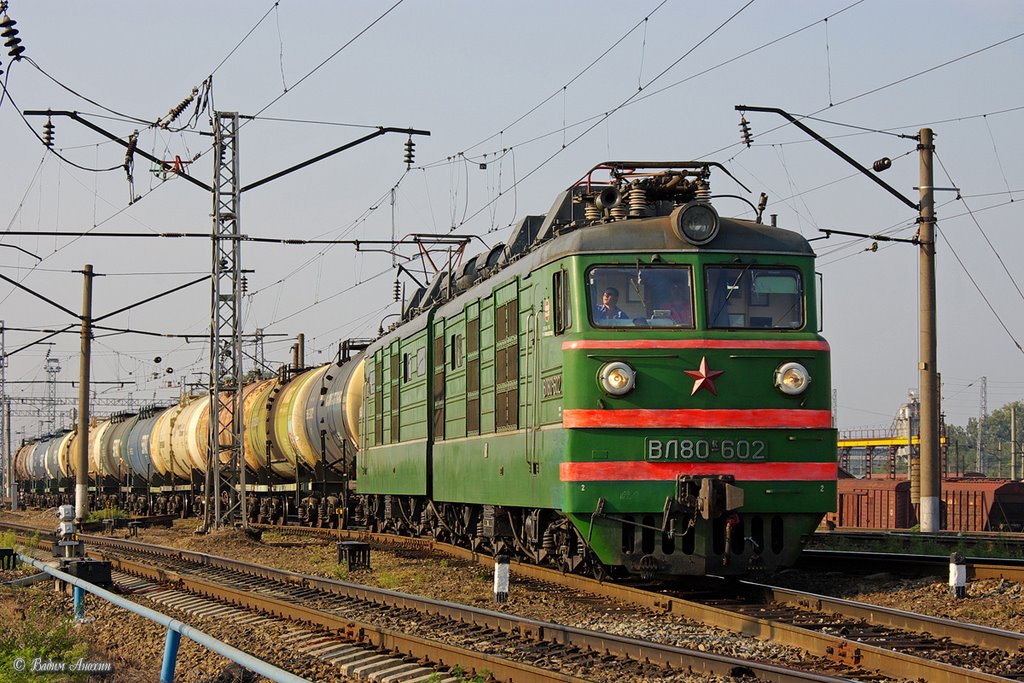 Electric locomotive VL80K-602 with train
