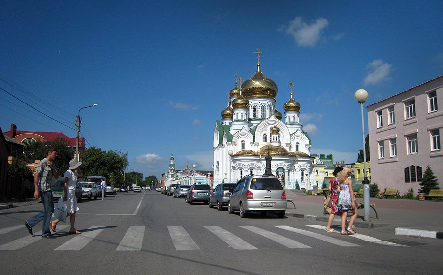 вид с перекрёстка на Свято-Троицкий храм в солнечную погоду