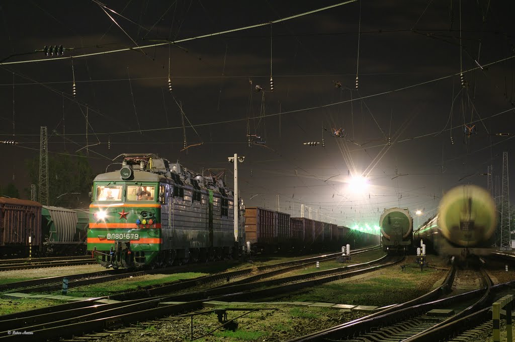 Electric locomotive VL80S-679 on train station Bataysk (2336*1552 pix)