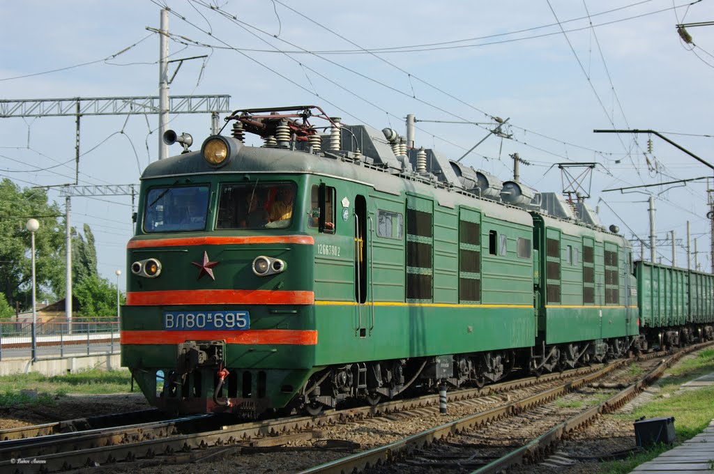 Electric locomotive VL80K-695 with train