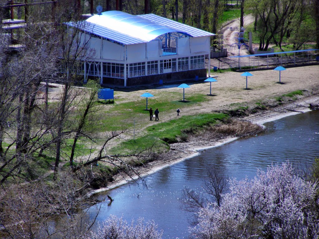 Кафе парус и городской пляж. Весна