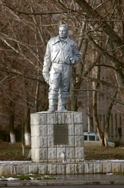 Памятник В.Чкалову
