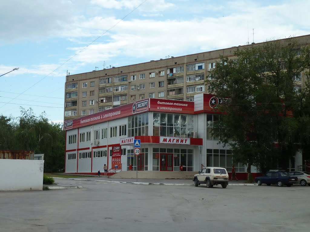 Магазин бытовой техники и "Магнит"