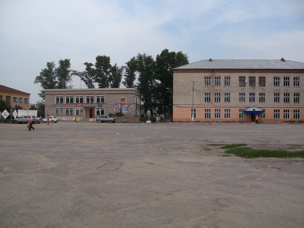 Знаменитая центральная площадь обладает каким-то метафизичным тревожищим достоинством.