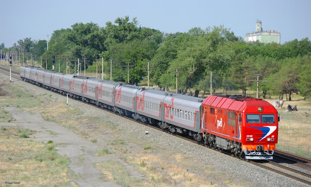Diesel locomotive TEP70BS-108 with passenger train runs from Oblivskaya station