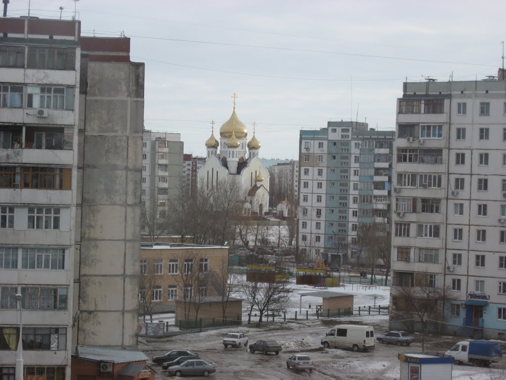 Золотые купола среди панельных девятиэтажек