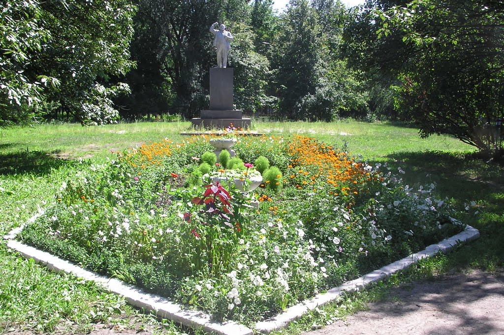 Центр поселка, памятник Ленину