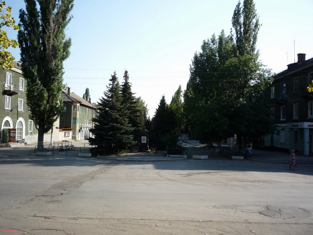 Центр пос. Шолоховский . Памятник Димитрову.