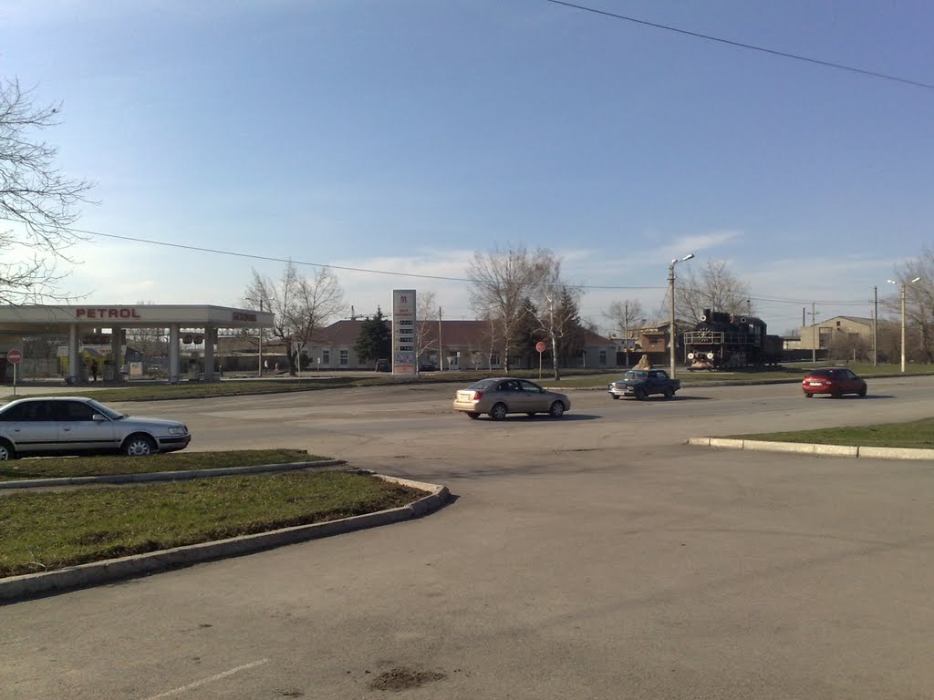 недалеко от паровоза
