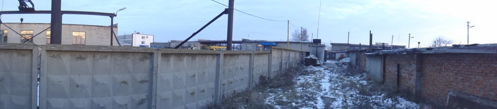 за гаражом