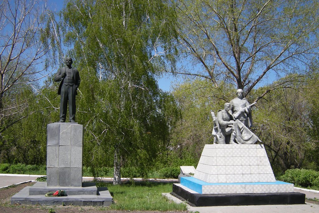 Памятник ЛЕНИНУ и павшим солдатам
