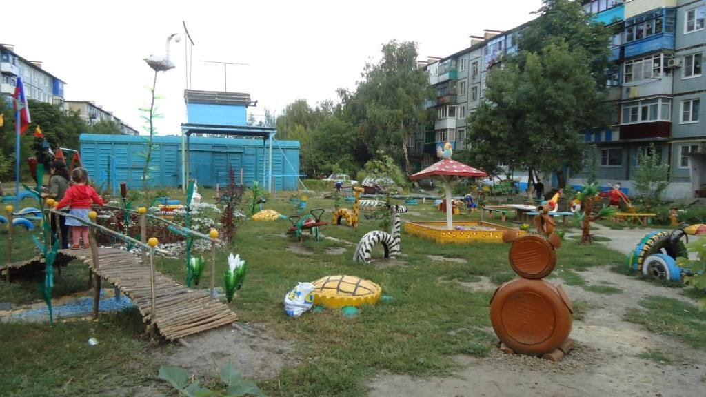 Дворик в Зверево 2011г.