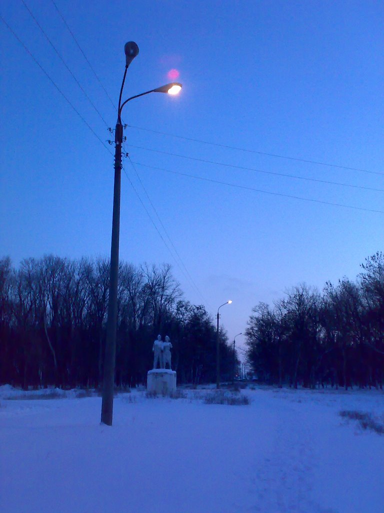 Памятник в городском парке зимой