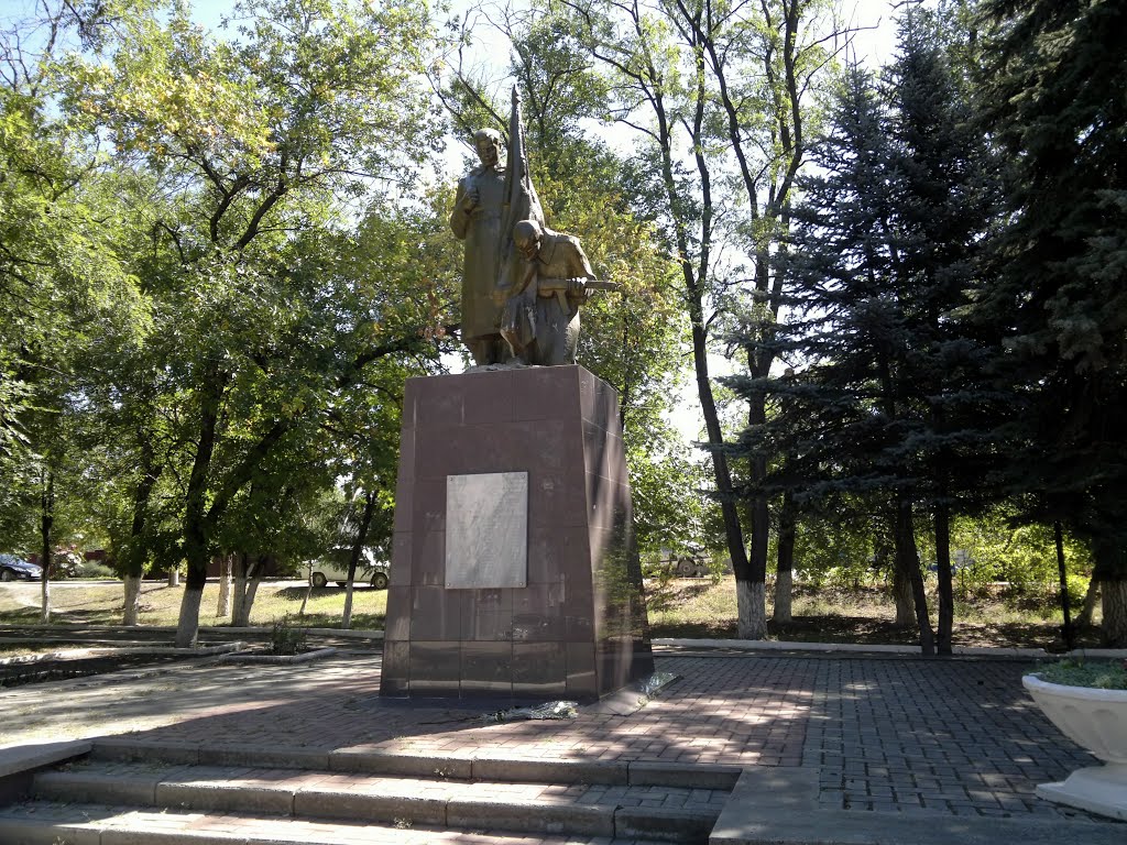 Каменоломни. Памятник погибшим в гражданскую и ВО войнах.