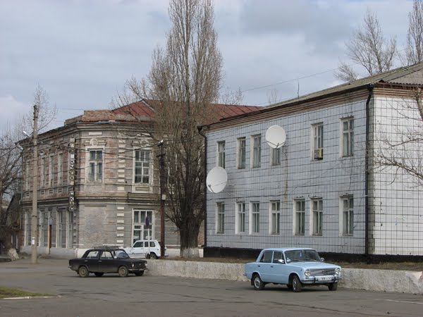 Константиновск. Вид с центральной площади города на сельхозуправление и дом быта 16/III.2007