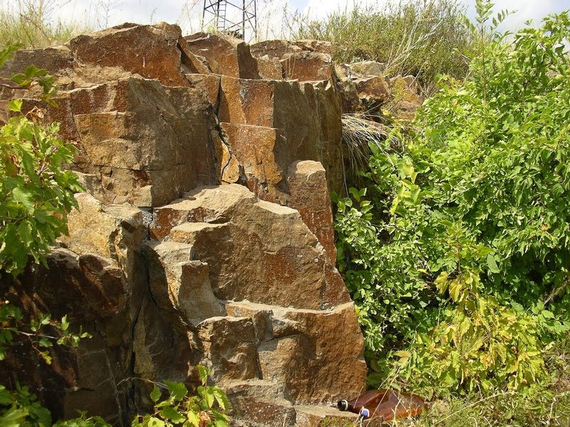 Камни.